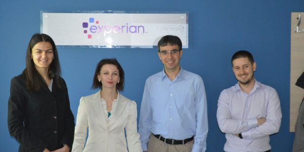 Платената стажантска програма на Experian стартира