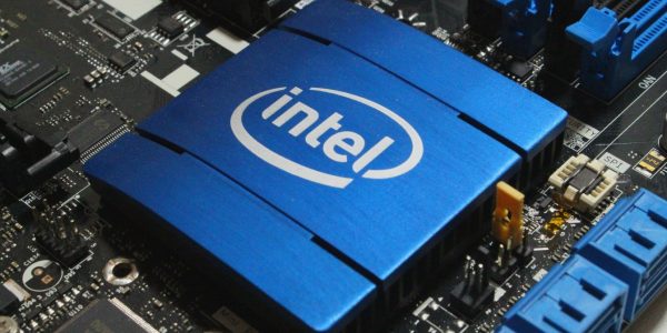 Акциите на Intel се сриват заради дизайнерска грешка в чиповете