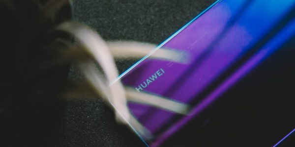 Huawei ще поднови търговските си отношения с някои американски доставчици