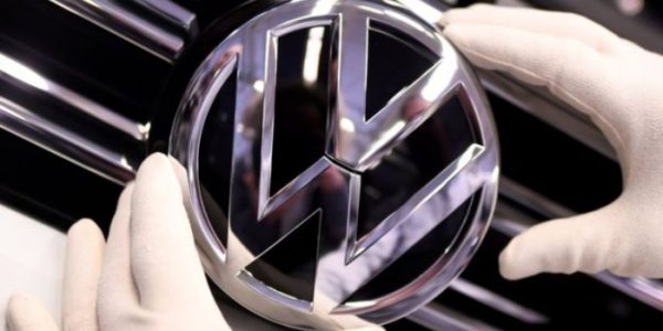 Volkswagen връща германските работници на пълно работно време от сряда